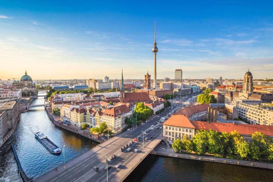Panorama von Berlin mit Fernsehturm, Spree und historischen Gebäuden bei sonnigem Himmel, ideal für Karriere- und Bildungsangebote.