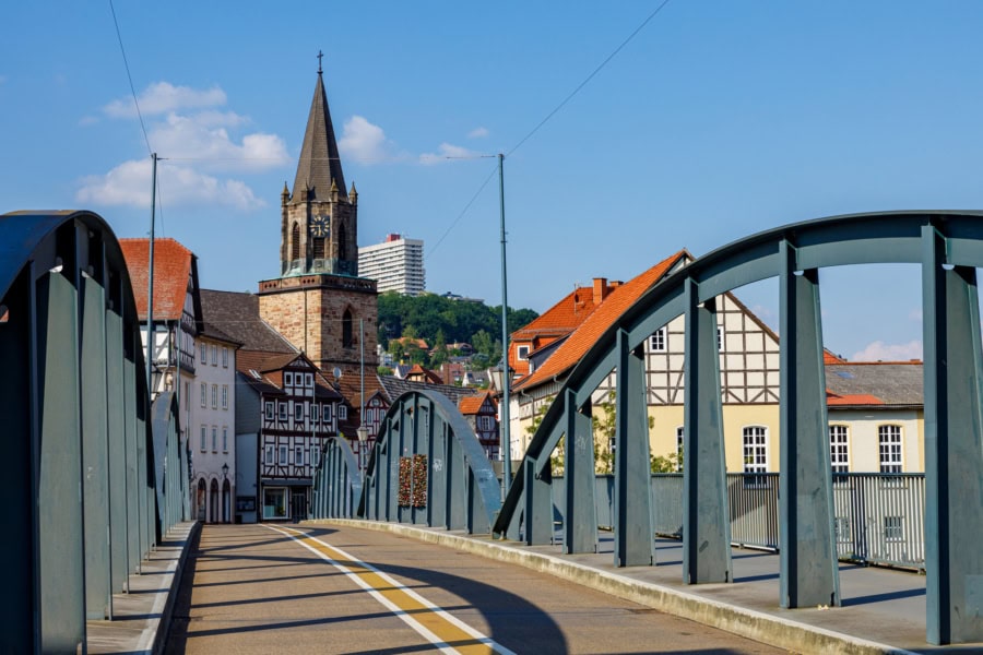 Blick auf die Brücke und die historische Kirche in der Stadt, Fokus auf die Multicareer Akademie.