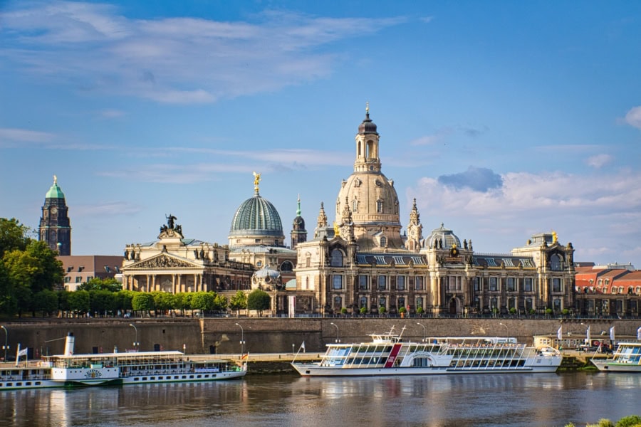 Ansicht der Multicareer Akademie in Dresden mit historischem Gebäude und Fluss im Vordergrund, ideal für berufliche Weiterbildung und Karriereentwicklung.