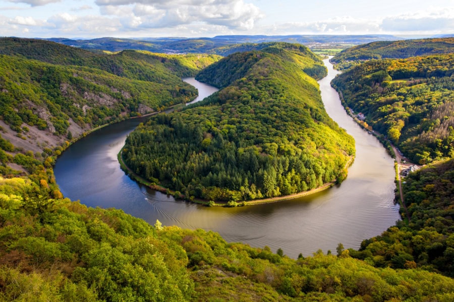 Atemberaubende Flusslandschaft mit kurvigen Flussverläufen und üppigem grünen Wald in der Region, ideal für Natur- und Bildungsreisen.